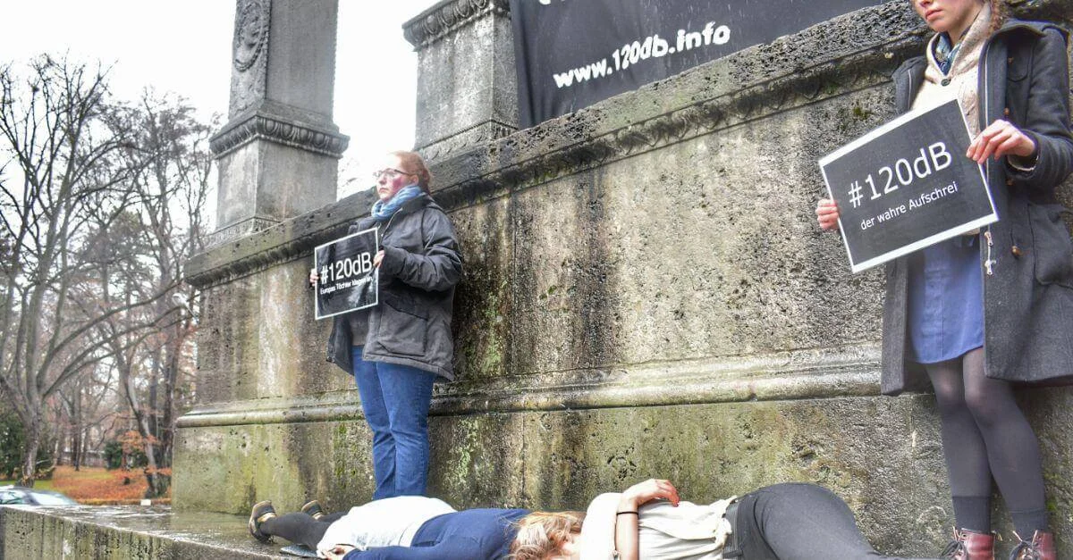 Bild: Aktivistinnen der Initiative #120dB bei einer Aktion in München / Bild: privat