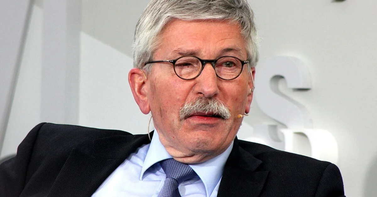 Bild (Thilo Sarrazin 2014): User &#8218;Lesekreis&#8216; via Wikimedia Commons [CC0]
