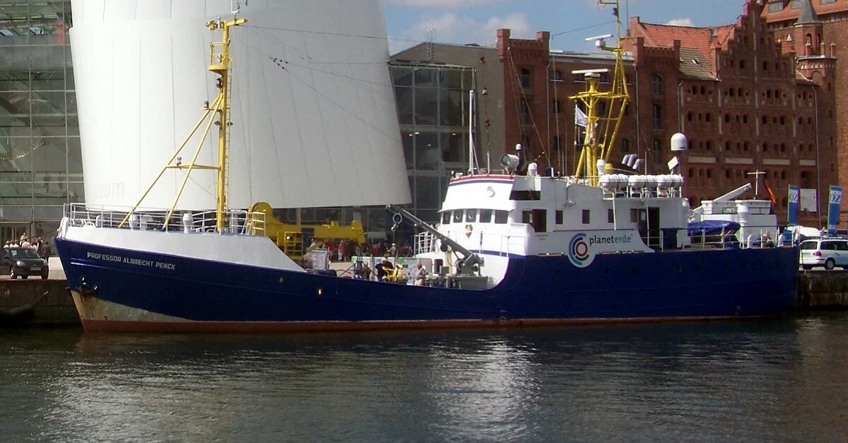 Das Schiff &#8218;Professor Albert Penck&#8216; fungierte jahrelang als Forschungsschiff, ehe es vor einigen Monaten an die Mittelmeer-NGO &#8218;Sea Eye&#8216; verkauft wurde. Symbolbild (Prof.-Albert-Penck vor Stralsund, 2008): Klugschnacker via Wikimedia Commons [CC BY-SA 3.0] (Bild zugeschnitten)
