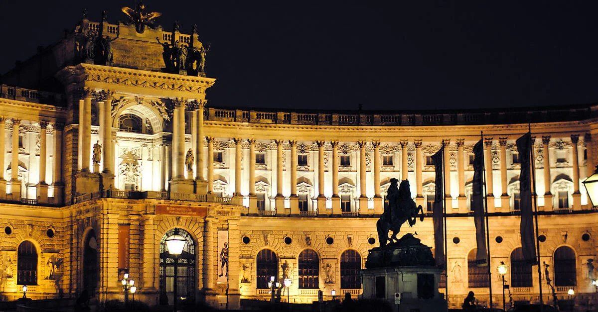 Bild: Wiener Hofburg / Rikola [CC BY-SA 3.0 at], from Wikimedia Commons (Bild zugeschnitten)
