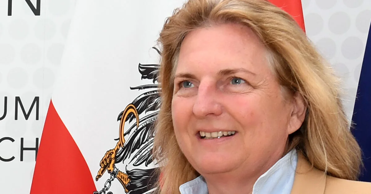 Bild: Ex-Außenministerin Karin Kneissl / Bundesministerium für Europa, Integration und Äußeres [CC BY 2.0], via Wikimedia Commons (Bild zugeschnitten)
