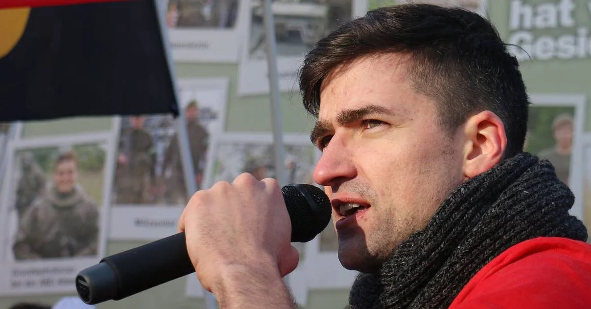 Bild: Martin Sellner (Identitäre Bewegung) bei einer Demonstration in Graz / Martin MAGA [CC BY-SA 4.0], von Wikimedia Commons (Bild zugeschnitten)
