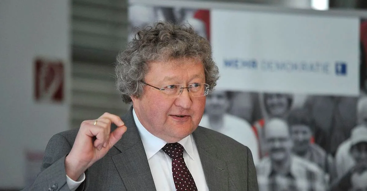 Bild: Professor Werner Patzelt / Mehr Demokratie [CC BY-SA 2.0], via Wikimedia Commons (Bild zugeschnitten)
