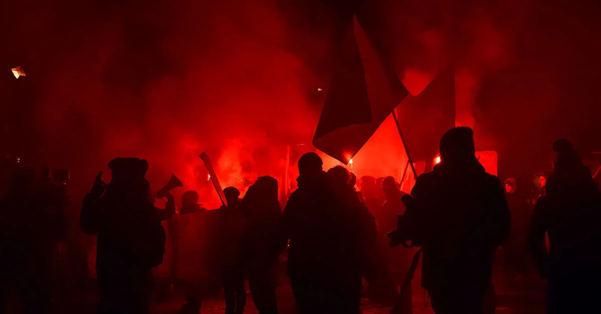 Bild: Demo der &#8222;Offensive gegen Rechts&#8220; gegen den Akademikerball 2015 / Haeferl [CC BY-SA 3.0], from Wikimedia Commons (Bild zugeschnitten)
