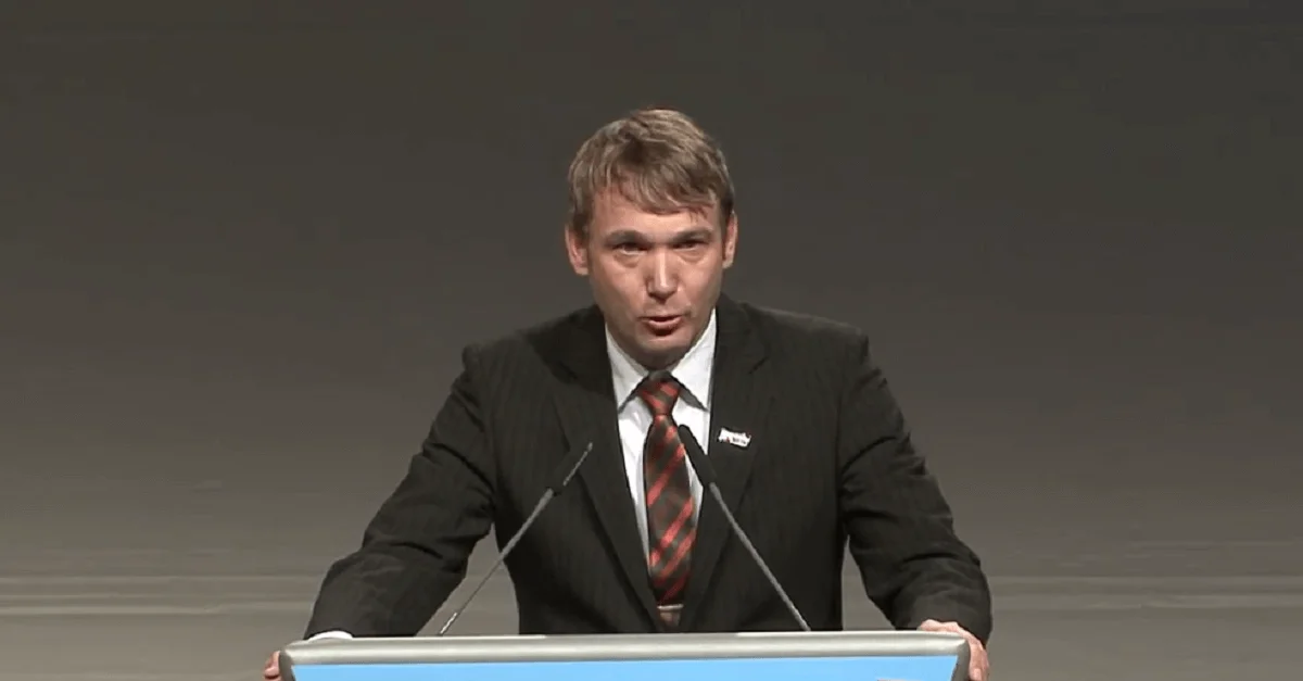 Bild (Poggenburg beim AfD-Bundesparteitag in Hannover, 2015): rufusmovie via Wikimedia Commons [CC BY 3.0] (Bild zugeschnitten)
