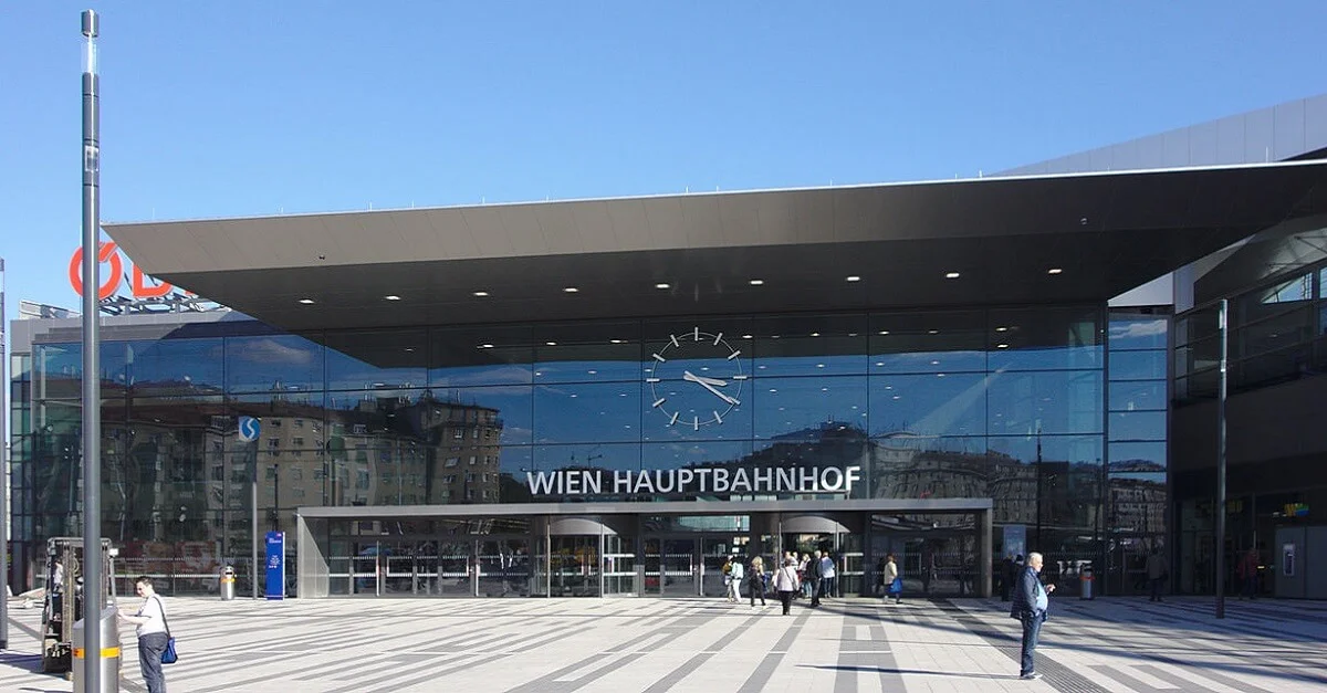 Symbolbild (Wien Hbf): Tokfo via Wikimedia Commons [CC BY 3.0 AT] (Bild zugeschnitten)
