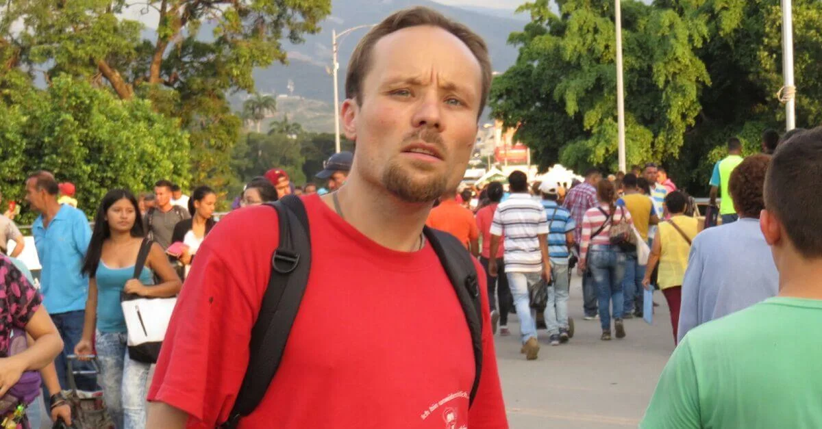 Bild: Der inhaftierte Journalist Billy Six / Mariab35 [CC BY-SA 4.0], from Wikimedia Commons (Bild zugeschnitten)
