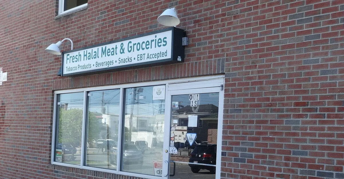 Bild: Supermarkt für u.a. Halal-Fleisch in den USA / Bohemian Baltimore [CC BY-SA 4.0], via Wikimedia Commons (Bild zugeschnitten)
