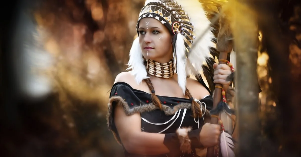 Symbolbild (Europäischstämmige Frau im Indianerkostüm): Pixabay [CC0]

