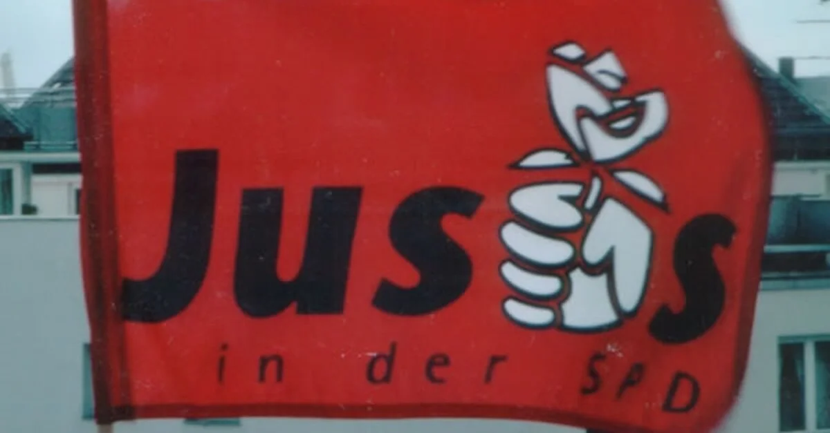 Symbolbild (Jusos-Flagge): Helmut Reckling via Wikimedia Commons [CC BY-SA 3.0] (Bild zugeschnitten)
