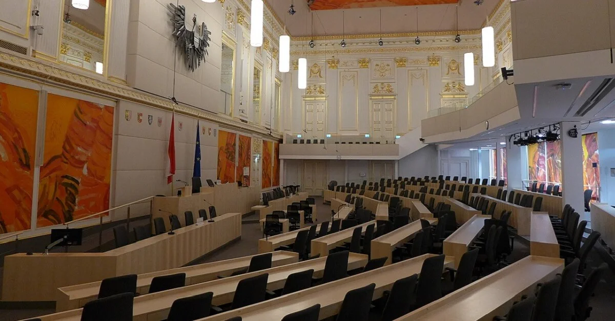 Dient während der Renovierung des Parlamentsgebäudes als Ausweichquartier für Nationalrat und Bundesrat: der Provisorische Parlamentssaal in der Wiener Hofburg. Symbolbild: Oktobersonne via Wikimedia Commons [CC BY-SA 4.0] (Bild zugeschnitten)
