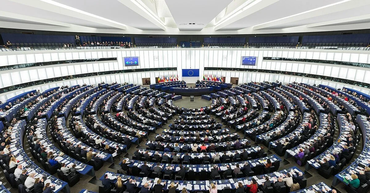 Symbolbild: Plenarsaal des EU-Parlaments in Straßburg / Diliff [CC BY-SA 3.0], via Wikimedia Commons (Bild zugeschnitten)
