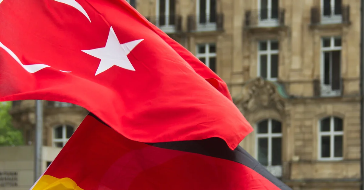 Bild: Türkei-Flagge und Deutschland-Flagge bei Kundgebung der UTED / © Raimond Spekking, via Wikimedia Commons (Bild zugeschnitten)