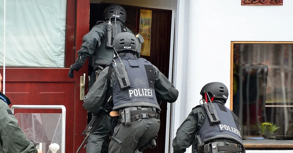 Symbolbild (Polizeibeamte beim Stürmen einer Wohnung):Dirk Vorderstraße [CC BY 2.0], via Wikimedia Commons [Bild zugeschnitten]
