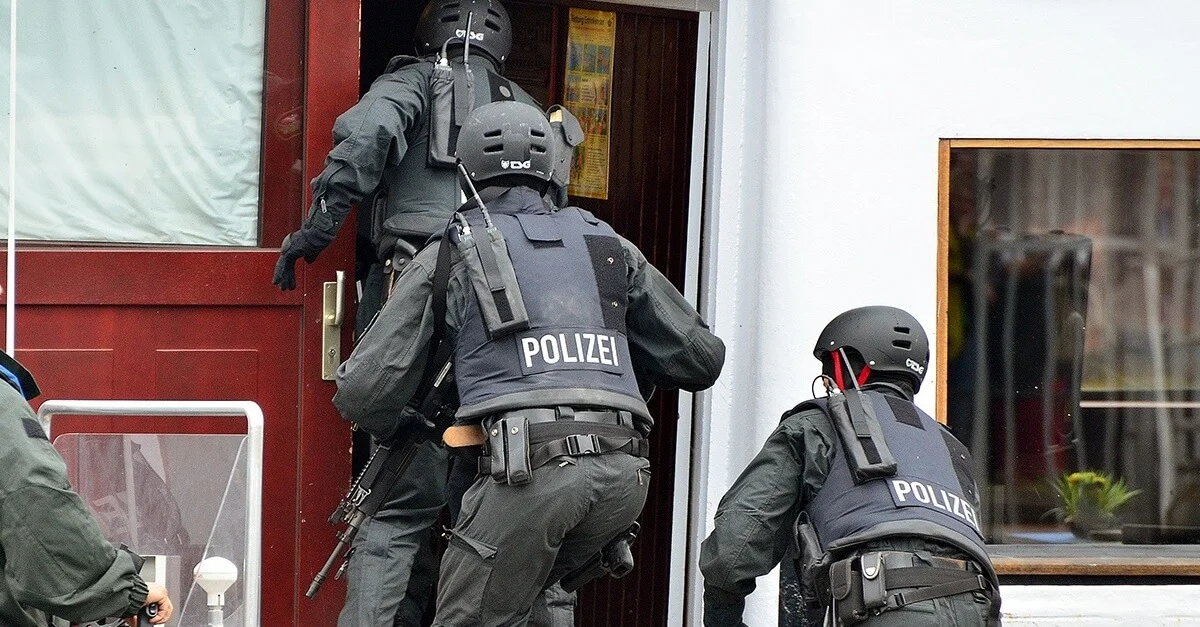 Symbolbild: Polizeieinsatz / Dirk Vorderstraße [CC BY 2.0], via Wikimedia Commons (Bild zugeschnitten)
