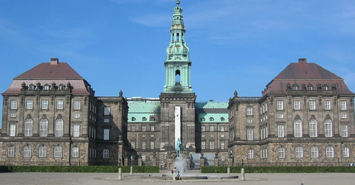 Symbolbild (Die Christiansborg, Ort des dänischen Folketing): eimoberg via Flickr [CC BY 2.0] (Bild zugeschnitten)

