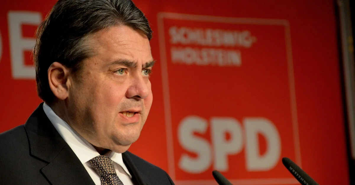 Symbolbild (Gabriel 2015): SPD Schleswig-Holstein via Flickr [CC BY 2.0] (Bild zugeschnitten)
