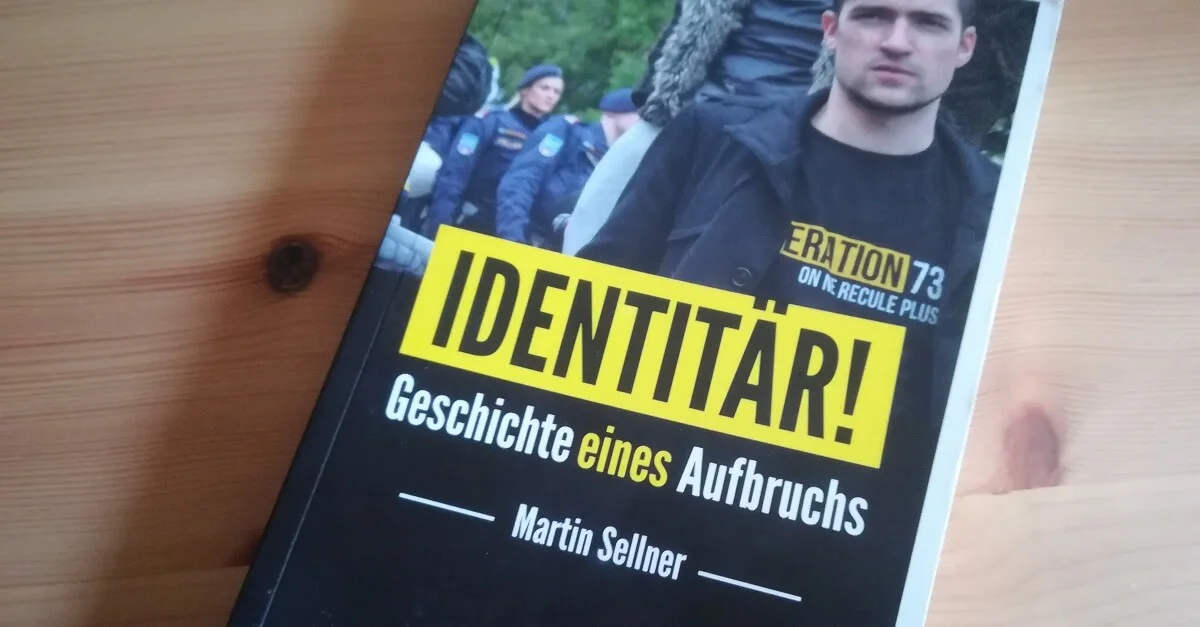 Dem linken Journalisten Michael Bonvalot passte es nicht, dass eine Online-Buchhandlung dieses Werk des österreichischen Identitären-Leiters Martin Sellner vertrieb. Bild: privat / Die Tagesstimme.