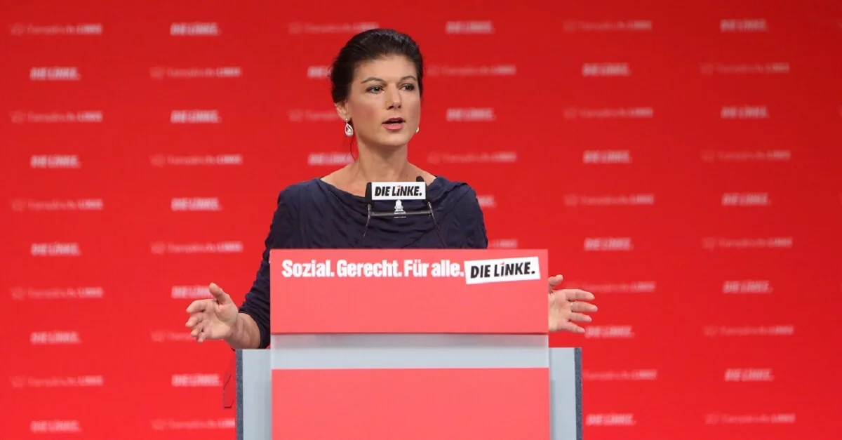 Bild (Wagenknecht beim Bundesparteitag 2017): DIE LINKE via Flickr [CC BY 2.0] (Bild zugeschnitten)
