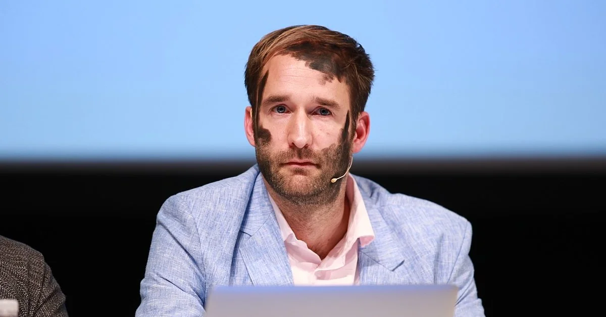 Bild (Philipp Ruch): Tobias Klenze [CC BY-SA 4.0], via Wikimedia Commons (Bild zugeschnitten)
