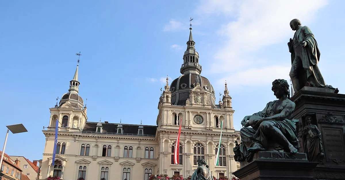 Bild: Rathaus am Grazer Hauptplatz / Anna Saini [CC BY-SA 4.0], via Wikimedia Commons (Bild zugeschnitten)
