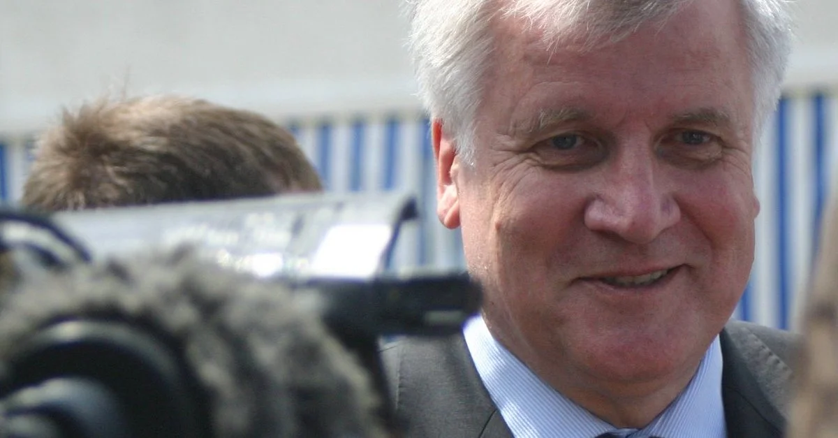 Bild: Horst Seehofer / Foto: Michael Lucan, Lizenz: CC-BY-SA 3.0 de [CC BY-SA 3.0 de], via Wikimedia Commons (Bild zugeschnitten)
