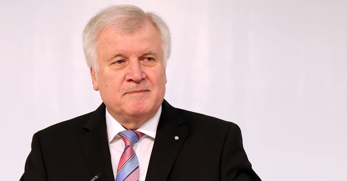 Bild: Innenminister Horst Seehofer / H-stt [CC BY-SA 4.0], via Wikimedia Commons (Bild zugeschnitten)
