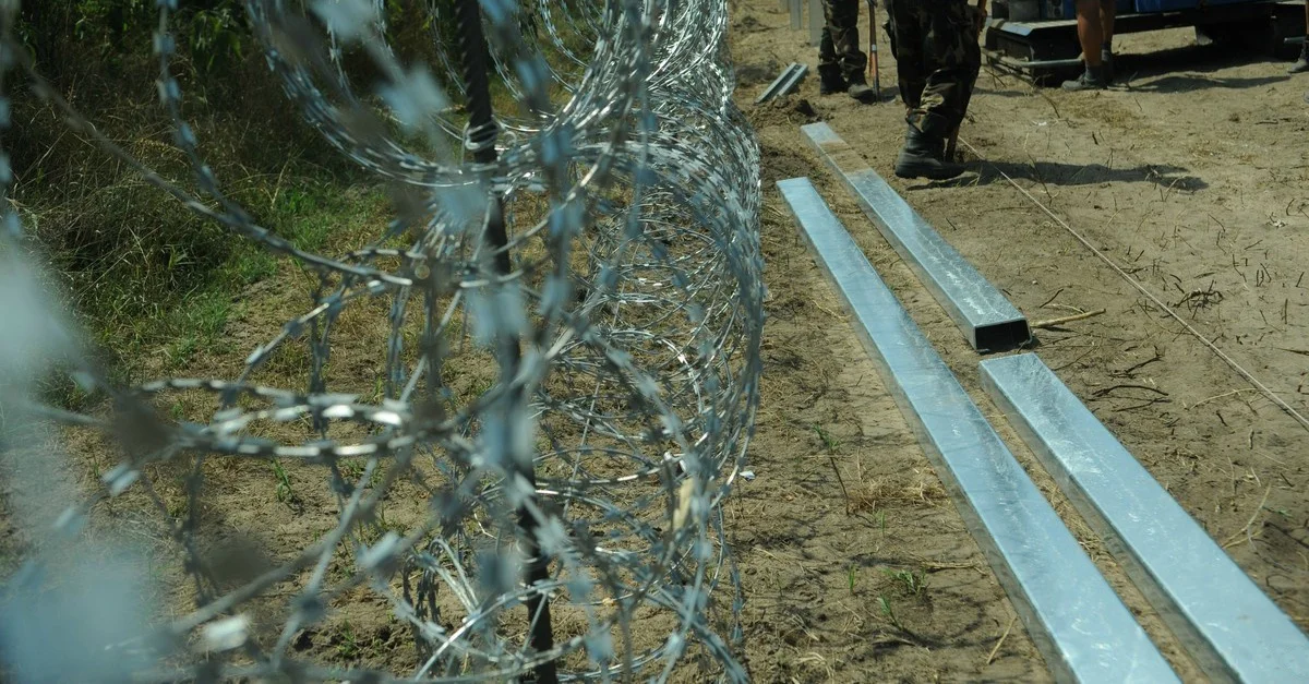 Symbolbild: Grenzzaun / Photo: Délmagyarország/Schmidt Andrea [CC BY-SA 3.0], via Wikimedia Commons (Bild zugeschnitten)
