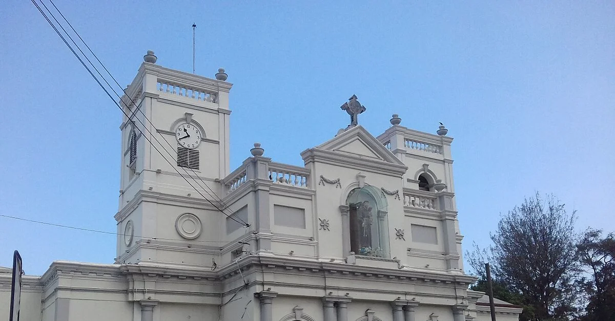 Bild: Die St. Antonius Kirche in Colombo war auch Ziel der Anschläge / AntanO [CC BY-SA 4.0], via Wikimedia Commons (Bild zugeschnitten)
