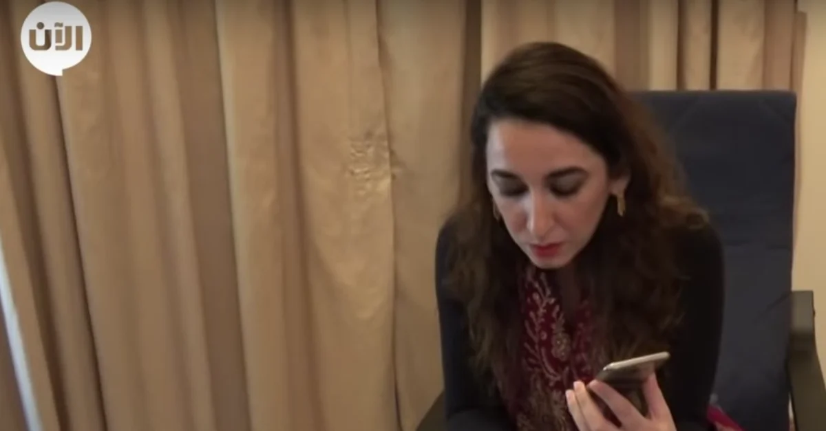 Bild: Die libanesische Reporterin Jenan Moussa bei der Kontaktaufnahme mit der mutmaßlichen IS-Rückkehrerin / Bild: Screenshot Youtube