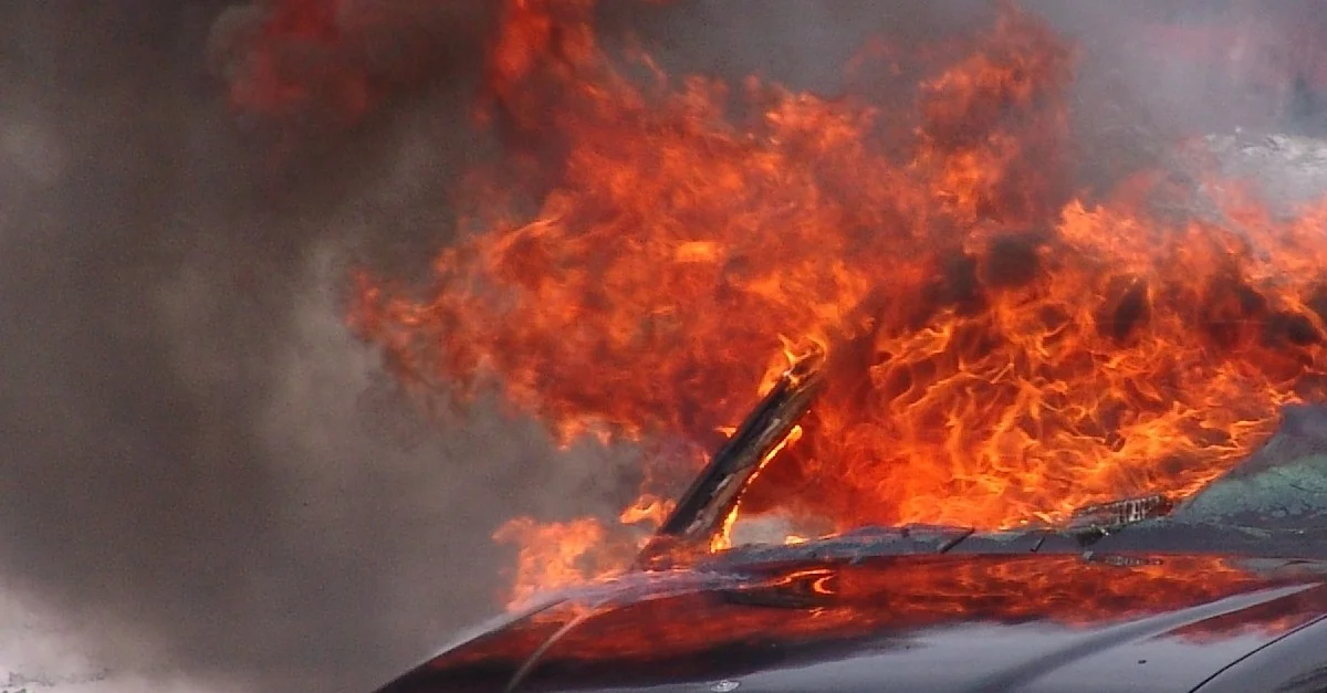 Symbolbild: Brennendes Auto / Bild: pxhere (CC0)