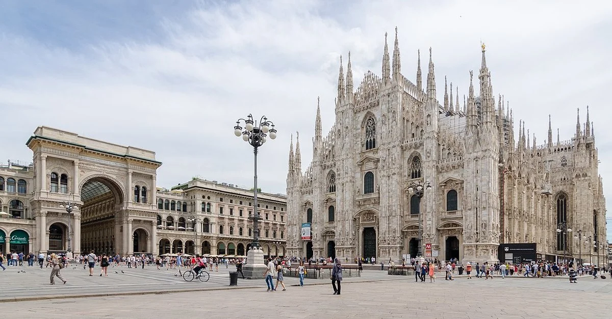 Bild: Mailänder Domplatz / &nbsp;© Steffen Schmitz (Carschten) / Wikimedia Commons / CC BY-SA 4.0 [CC BY-SA 4.0], via Wikimedia Commons (Bild zugeschnitten)
