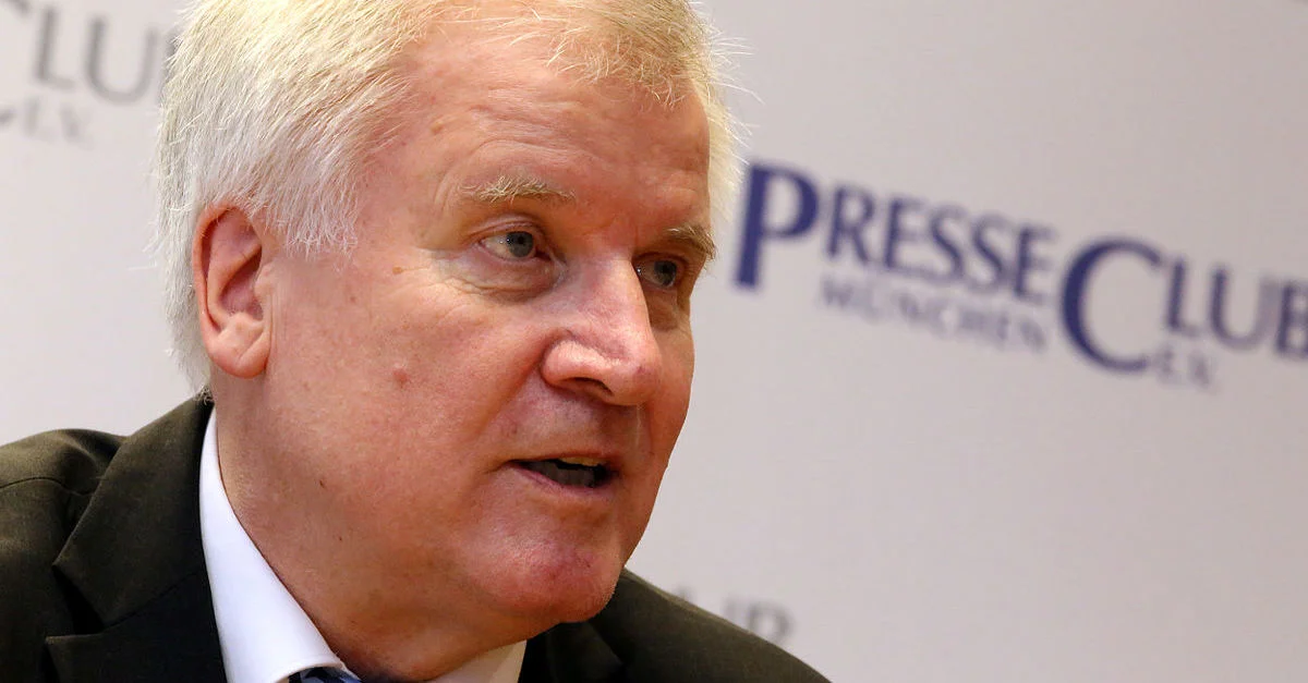 Bild (Horst Seehofer):  / Foto: Michael Lucan, Lizenz: CC-BY-SA 3.0 de [CC BY-SA 3.0 de], via Wikimedia Commons (Bild zugeschnitten) 
