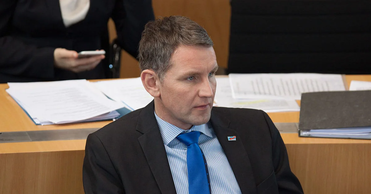Bild (Björn Höcke): Olaf Kosinsky [CC BY-SA 3.0 de], via Wikimedia Commons (Bild zugeschnitten)

