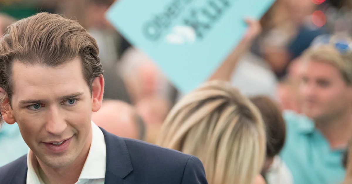 Bild: Wahlkampfauftakt der ÖVP in Wels mit Sebastian Kurz und LH im Jahr 2017 &#8211; 
Thomas Stelzer FOTOS ©OEVP/FOTOKERSCHI/KERSCHBAUMMAYR  [CC BY-ND 2.0] (Bild zugeschnitten)
