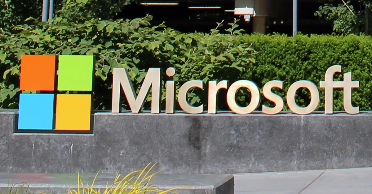 Bild: Microsoft Zentrale in Redmont, Washington / Coolcaesar [CC BY-SA 4.0], via Wikimedia Commons (Bild zugeschnitten)
