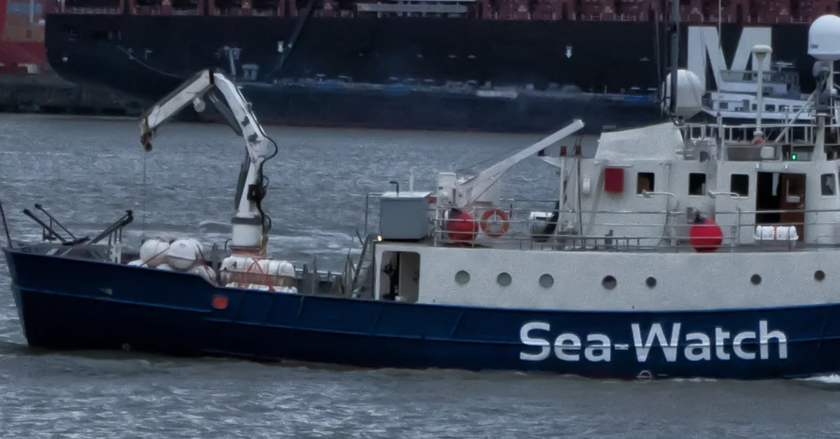 Symbolbild: Eines der Schiffe der Mittelmeer-NGO &#8222;Sea Watch&#8220; / Hol and [CC BY-SA 4.0], via Wikimedia Commons (Bild zugeschnitten)
