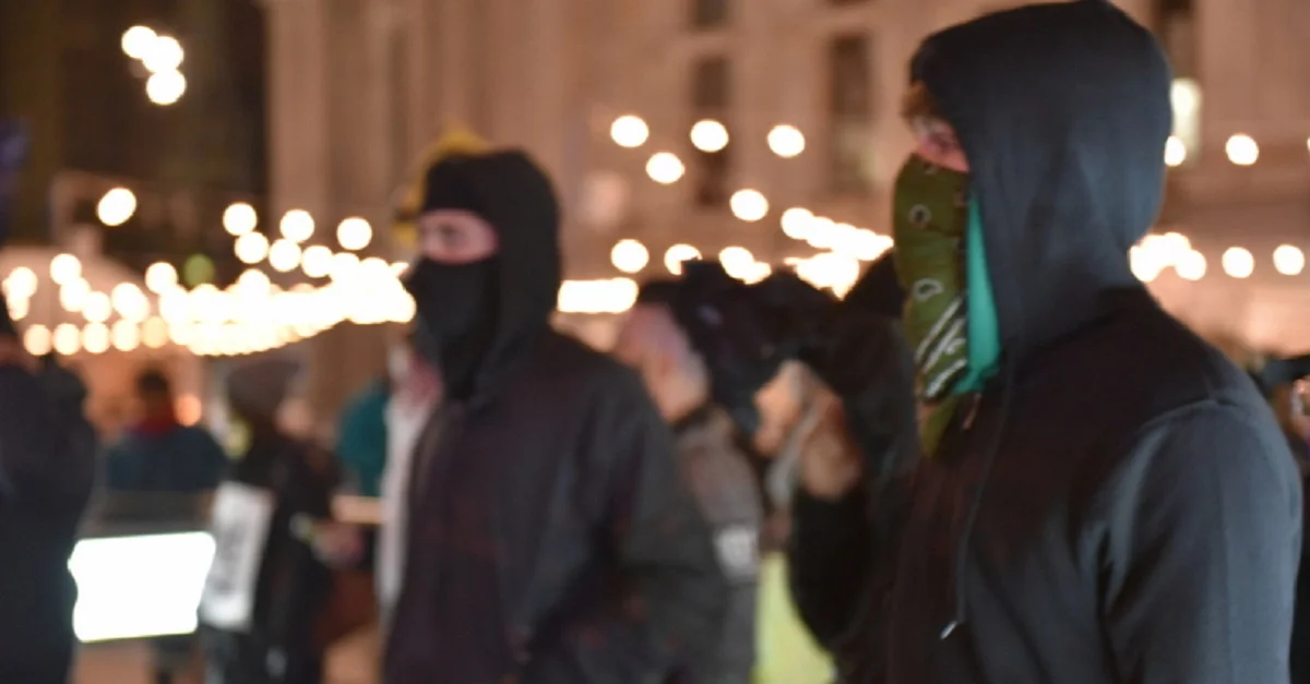 Symbolbild Antifa: Michael Jastremski via OpenPhoto.net [CC BY-SA 3.0](Bild zugeschnitten)
