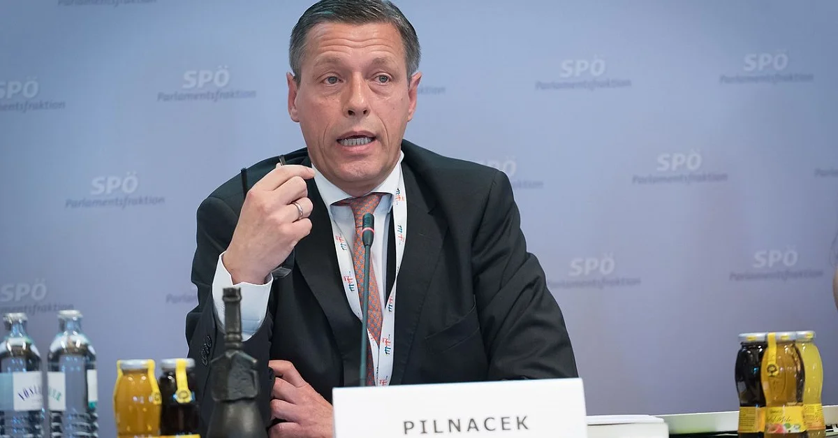 Bild (Pilnacek 2016): SPÖ Presse und Kommunikation via Wikimedia Commons [CC BY-SA 2.0] (Bild zugeschnitten)
