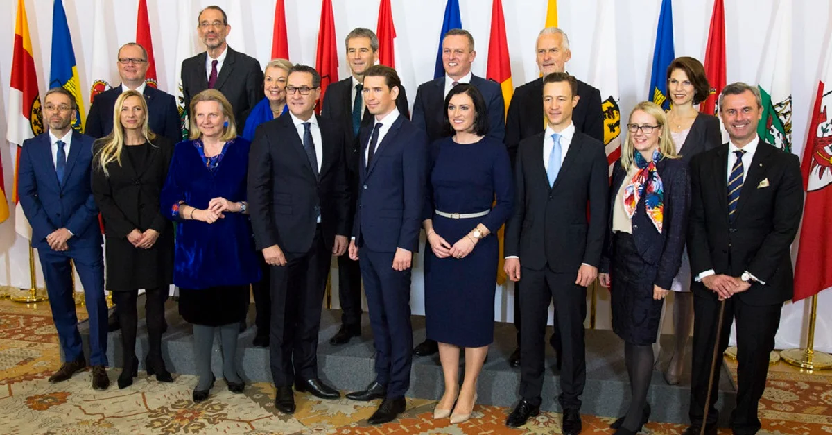 Ein Bild aus harmonischeren Tagen: Das Kabinett Kurz bei seiner Angelobung. Bild: BMI / Jürgen Makowecz via Flickr [CC BY-ND 2.0] (geringfügige Reformatierung)
