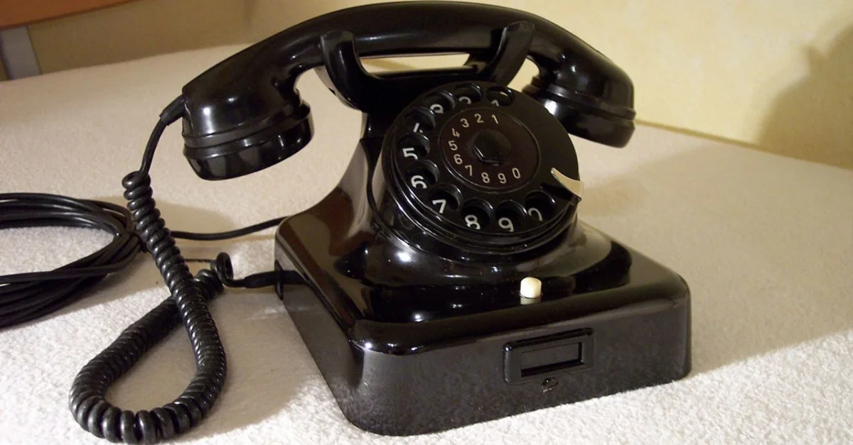 Symbolbild (altes Telefon): Achimsh via Wikimedia Commons [CC BY-SA 3.0] (Bild zugeschnitten)
