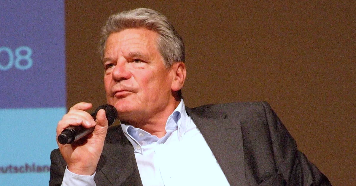 Bild (Ex-Bundespräsident Joachim Gauck):Tohma (Diskussion) [CC BY-SA 4.0], via Wikimedia Commons (Bild zugeschnitten)
