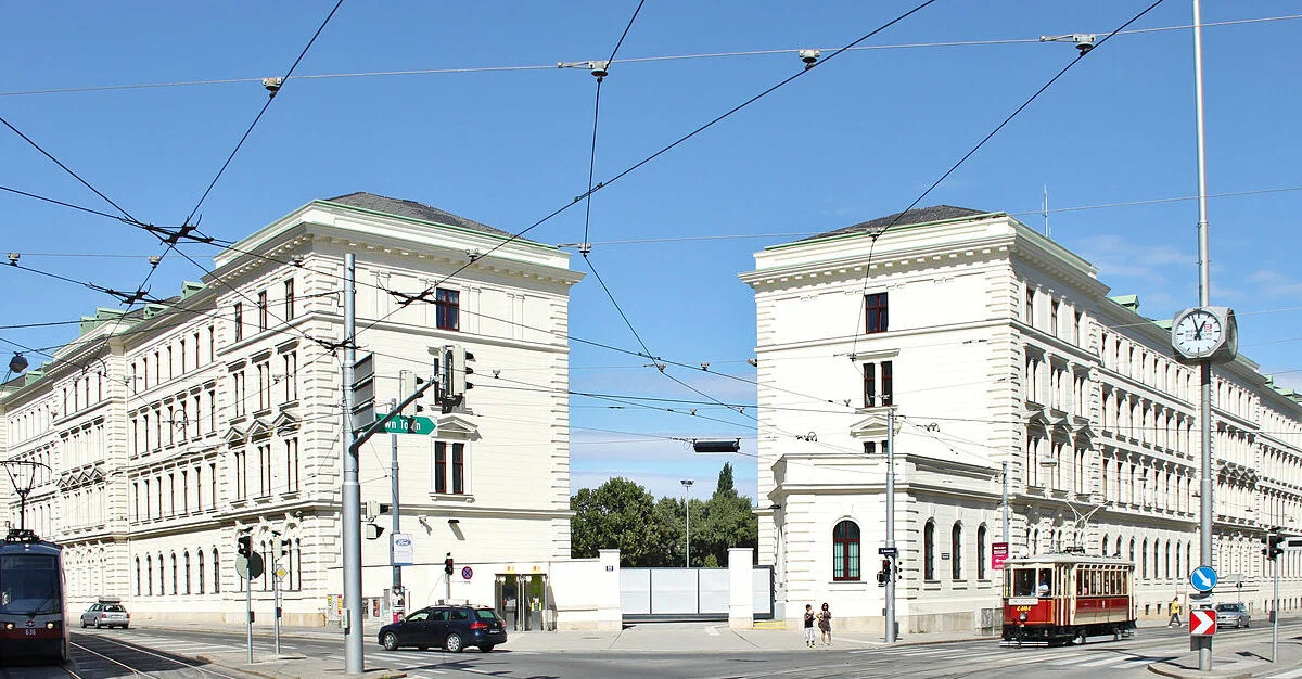 Bild: Der Hauptsitz des BVT befindet sich in der Rennweger Kaserne in Wien / Tokfo [Attribution], via Wikimedia Commons (Bild zugeschnitten)
