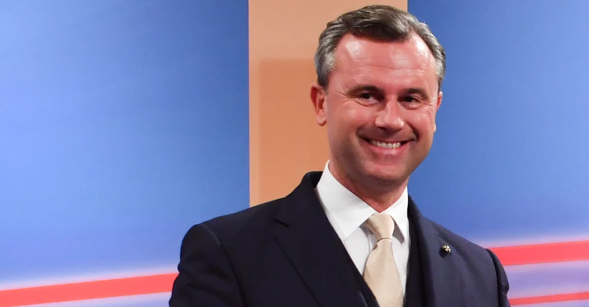 Bild: FPÖ-Klubobmann Norbert Hofer / Ailura, CC BY-SA 3.0 AT [CC BY-SA 3.0 at], via Wikimedia Commons (Bild zugeschnitten)
