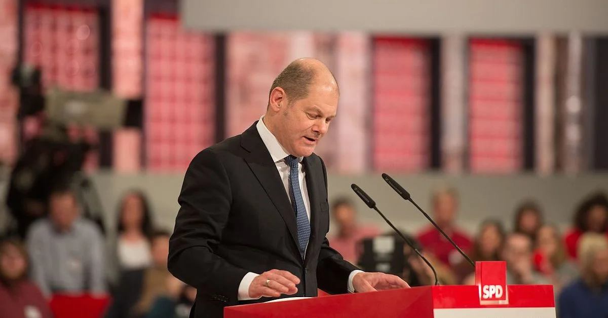 Bild (Olaf Scholz beim SPD-Parteitag 2017): Olaf Kosinsky [CC BY-SA 3.0 de], via Wikimedia Commons (Bild zugeschnitten)
