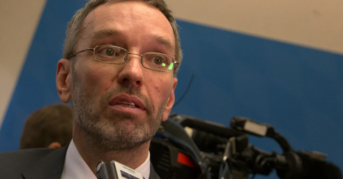 Bild: Ex-Innenminister Herbert Kickl (FPÖ) / Foto: Michael Lucan, Lizenz: CC-BY-SA 3.0 de [CC BY-SA 3.0 de], via Wikimedia Commons (Bild zugeschnitten)
