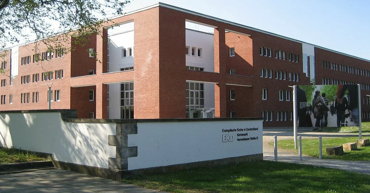 Bild: In Hannover befindet sich der Sitz der Evangelischen Kirche in Deutschland / Kl Aas [CC BY 3.0], via Wikimedia Commons (Bild zugeschnitten)
