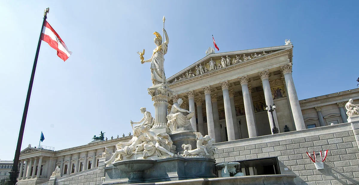 Bild: Parlamentsgebäude in Wien / SPÖ Presse und Kommunikation [CC BY-SA 2.0], via Wikimedia Commons (Bild zugeschnitten)
