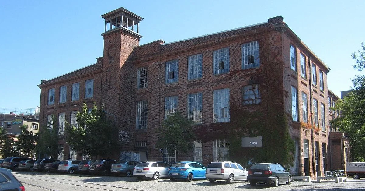 Bild (Die Spinnerei in Leipzig, der geplante Ausstellungsort): Don-kun [CC BY-SA 4.0], via Wikimedia Commons (Bild zugeschnitten)
