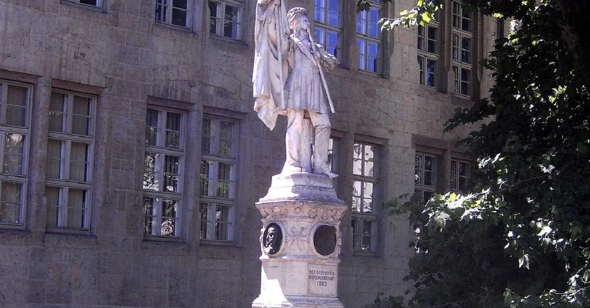 Symbolbild (Denkmal für die Urburschenschaft vor dem Hauptgebäude der Friedrich-Schiller-Universität Jena): Thomas Guffler via Wikimedia Commons [CC BY-SA 3.0] (Bild zugeschnitten)
